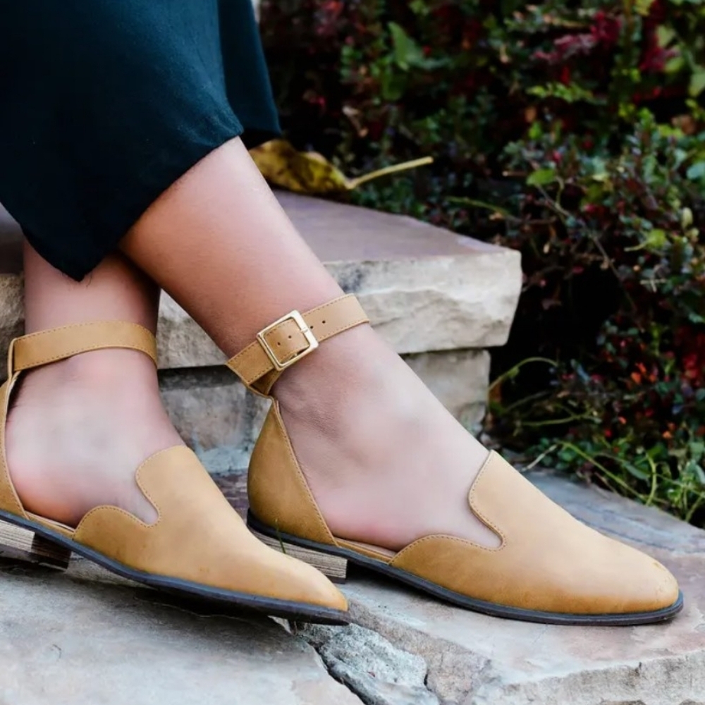 JOURNEE Loreta Ankle Buckle Flat